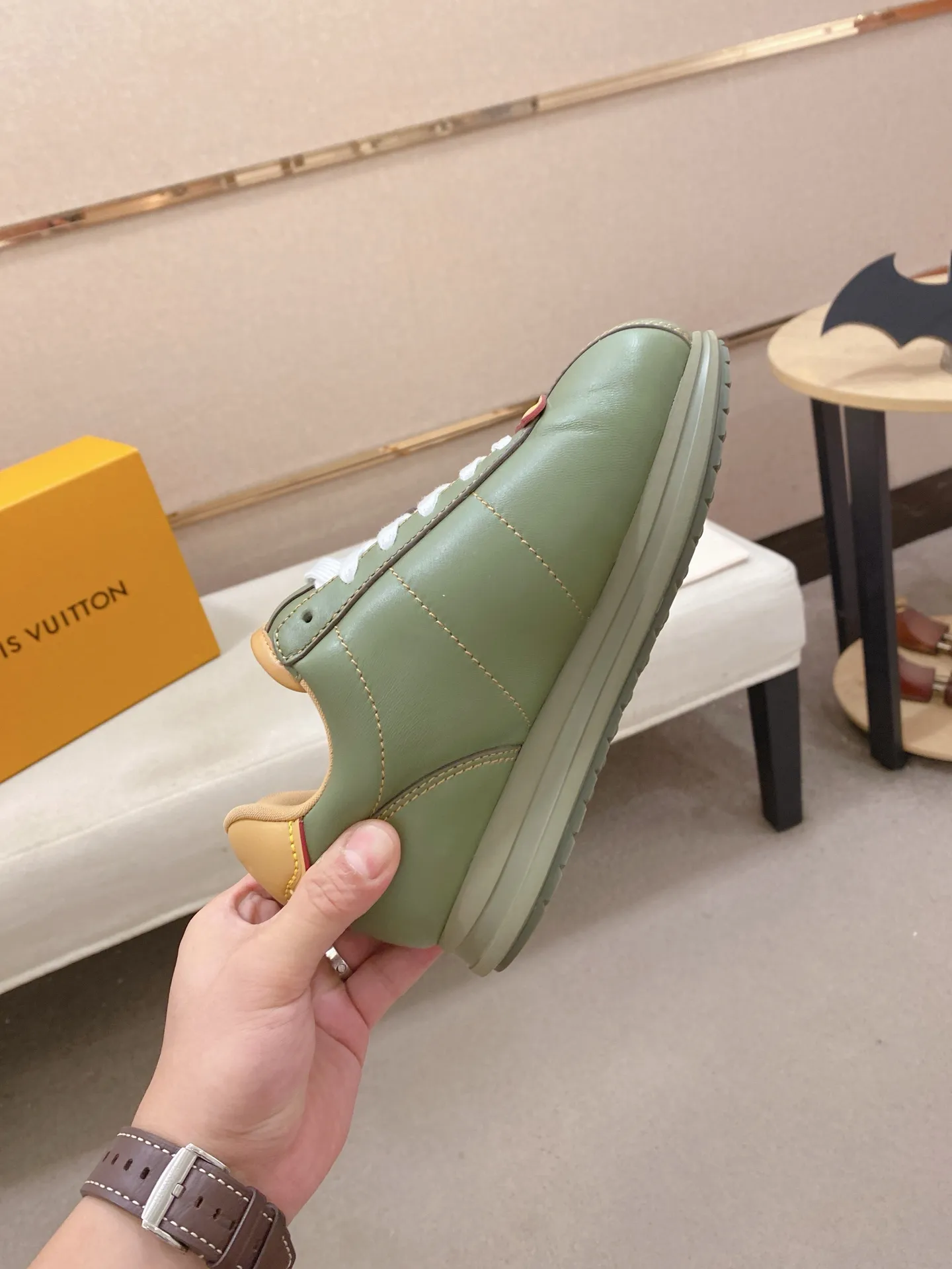 Men's shoes💰: Couple style 700💰LOUIS VUITTON Footint Soccer sneakers‼ ️ The top version, the same sneakers for LV couples. You will look fashionable when you wear them. This Footint Soccer sneaker was unveiled in the 2025 spring and summer series fashion show. The tongue is embellished with the Lvers United badge inspired by the football team. The rubber sole of the foot is decorated with multiple Louis Vuitton logos. The original latest packaging. Fabric: original imported cowhide. Lining: original imported breathable mesh. Foot pad: original injection molding pad. Outsole: original molded T combination outsole. Size: 35-45.